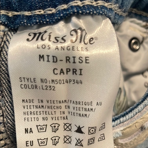 ♥️Miss Me♥️Women's mid- rise Capri Blue Jeans size ( 26) - Picture 5 of 8
